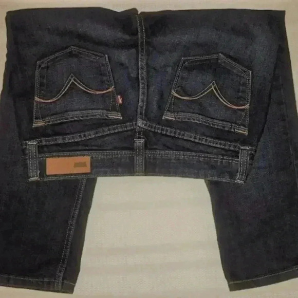 Levis Cropped Jeans  - Picture 5 of 6